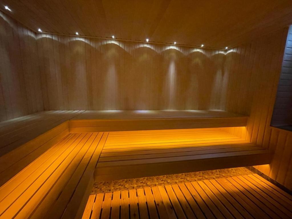 Barhat Hotel & Spa Taraz Buitenkant foto