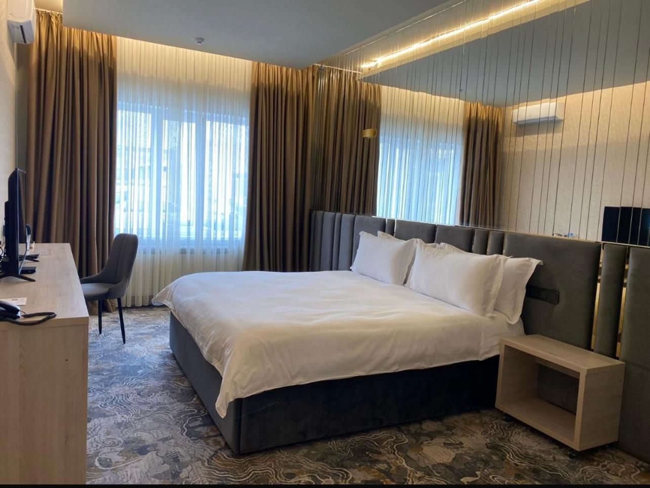 Barhat Hotel & Spa Taraz Buitenkant foto