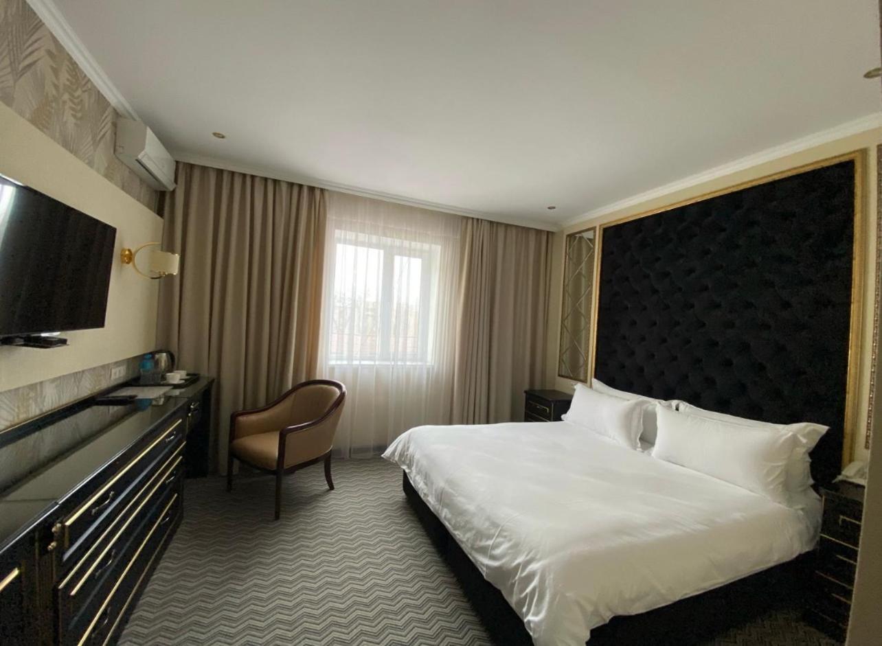 Barhat Hotel & Spa Taraz Buitenkant foto