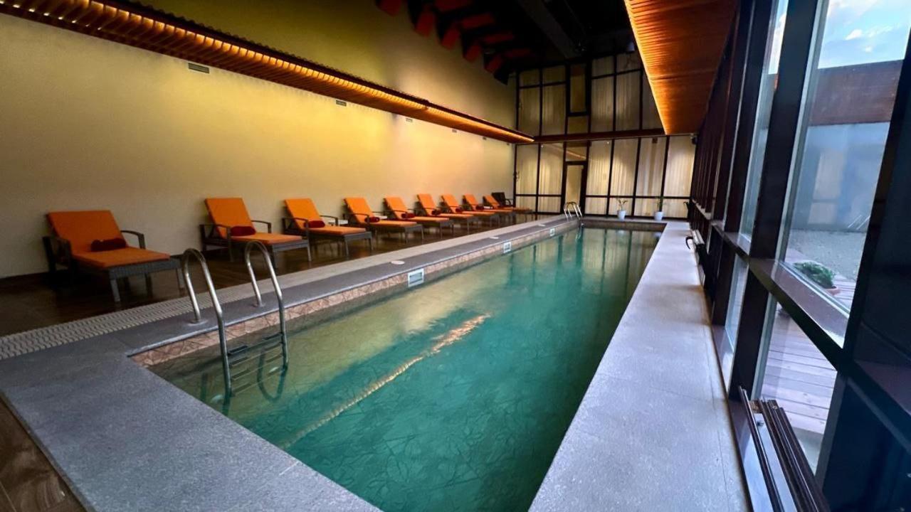 Barhat Hotel & Spa Taraz Buitenkant foto