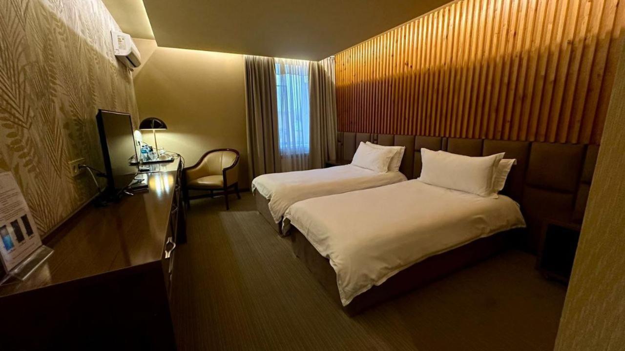 Barhat Hotel & Spa Taraz Buitenkant foto
