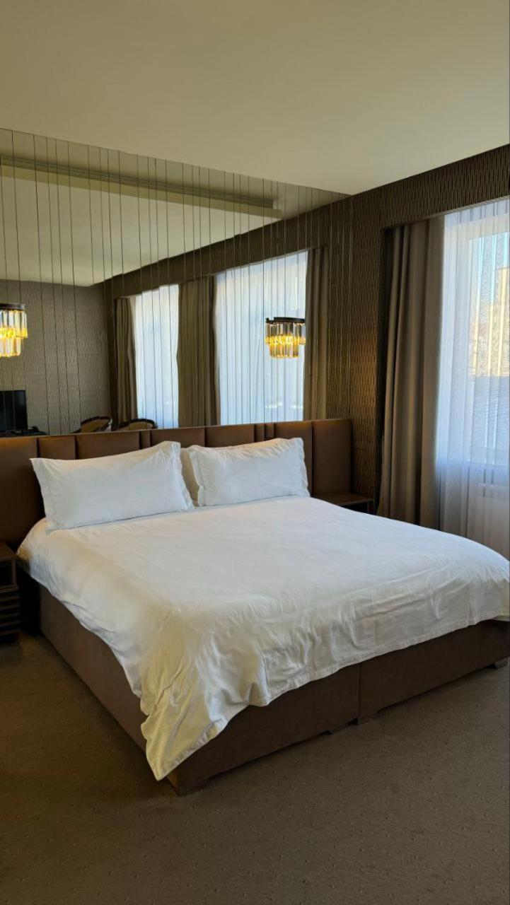Barhat Hotel & Spa Taraz Buitenkant foto