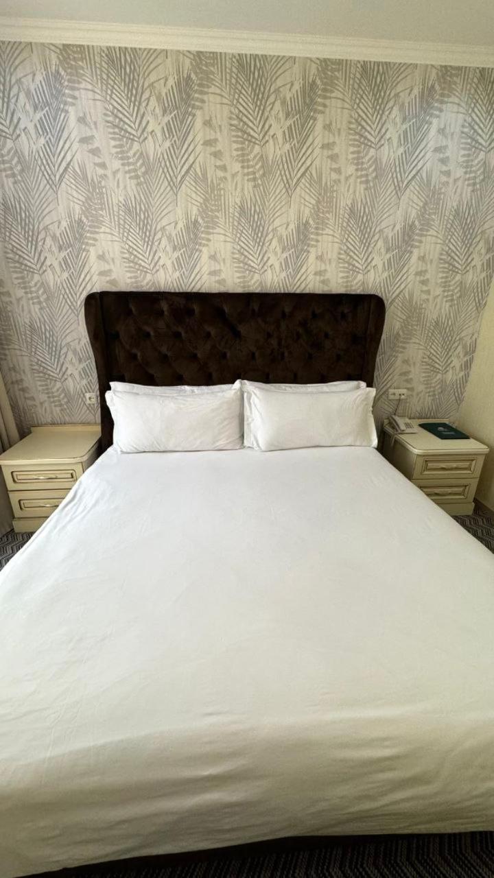 Barhat Hotel & Spa Taraz Buitenkant foto
