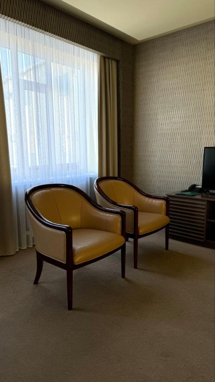 Barhat Hotel & Spa Taraz Buitenkant foto
