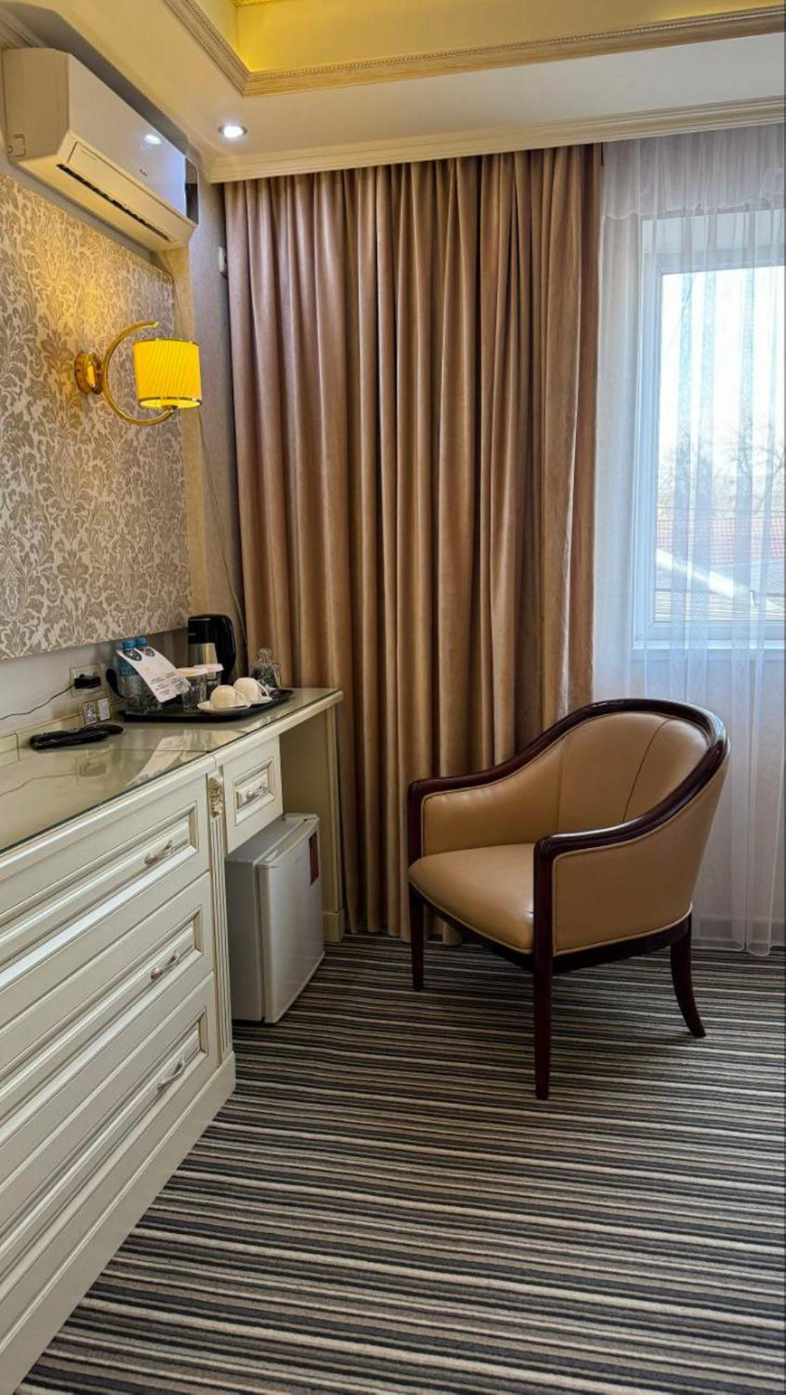 Barhat Hotel & Spa Taraz Buitenkant foto
