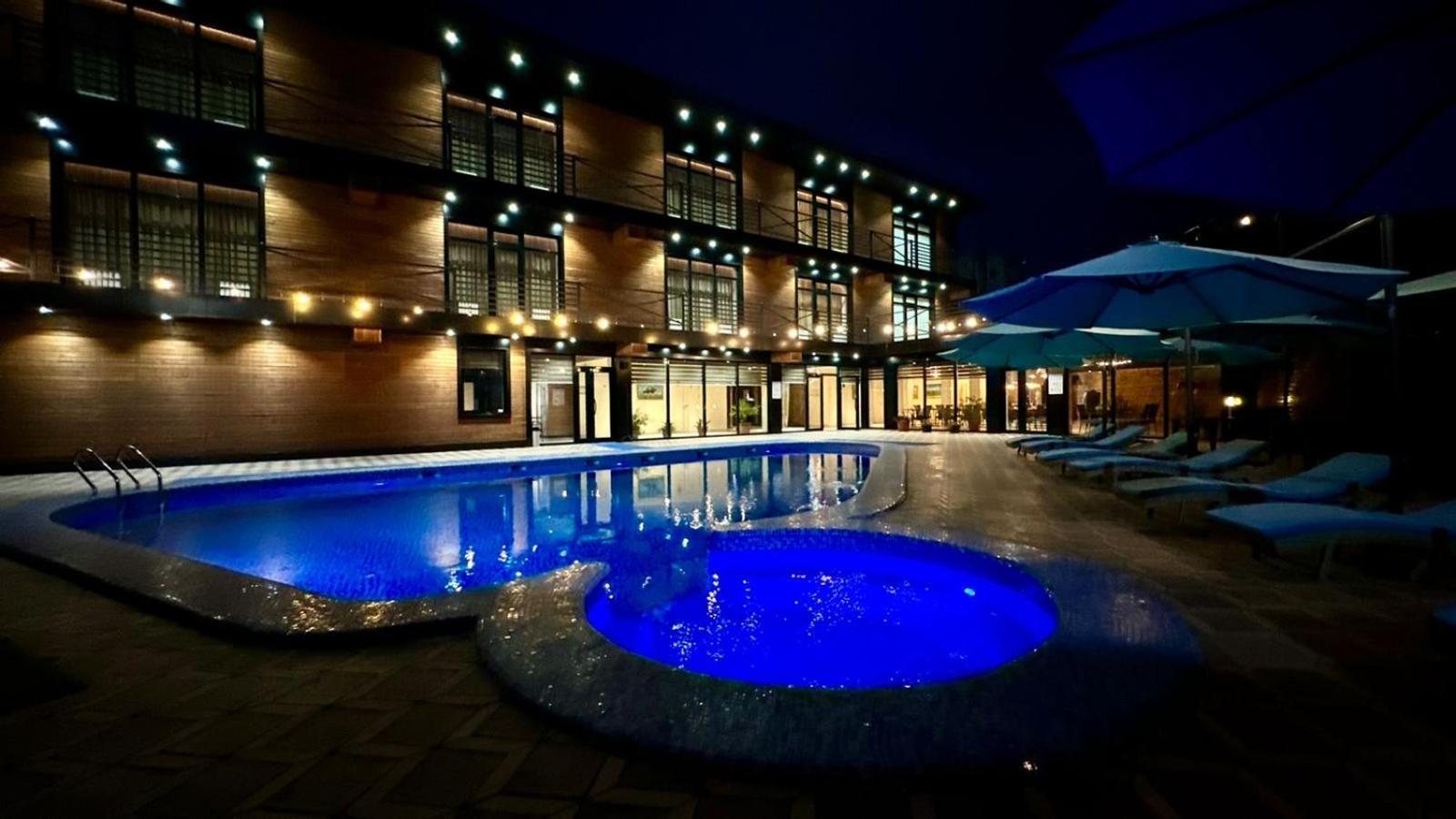 Barhat Hotel & Spa Taraz Buitenkant foto
