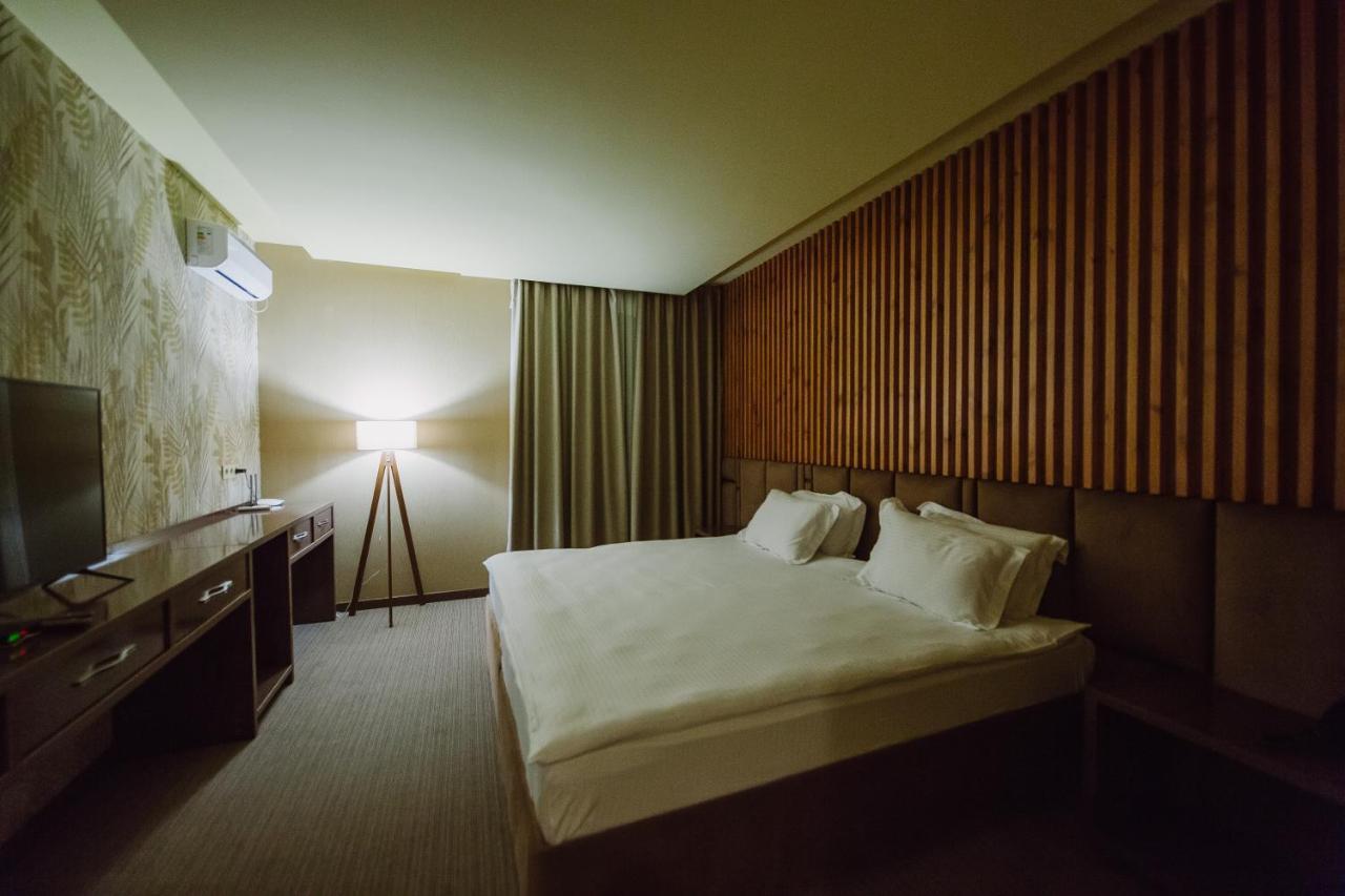Barhat Hotel & Spa Taraz Buitenkant foto
