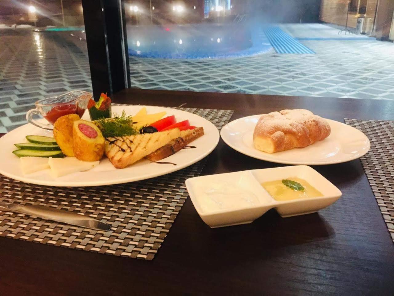 Barhat Hotel & Spa Taraz Buitenkant foto