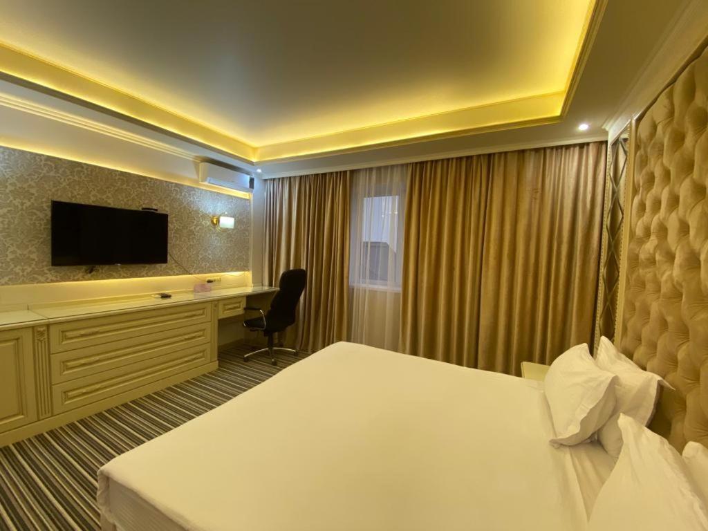 Barhat Hotel & Spa Taraz Buitenkant foto